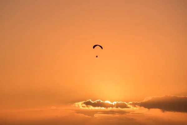 Paraglide shilouette at sunset — Stock Photo, Image