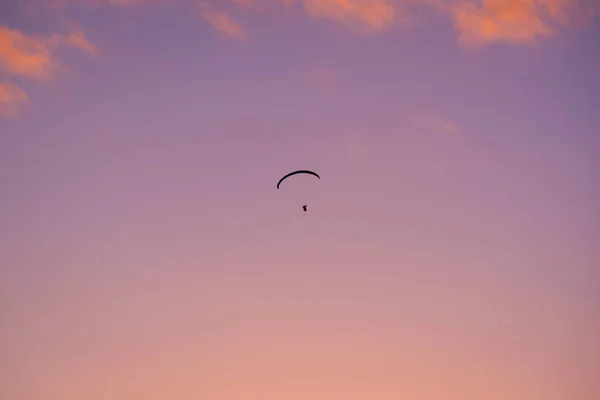 Paraglide shilouette at dusk — Stock Photo, Image