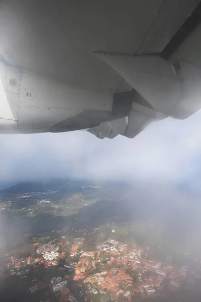 Nézd a repülőgép ablakból Tenerife, Kanári-szigetek, Spanyolország. — Stock Fotó