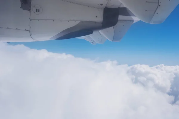 Vista de las nubes y el océano desde la ventana del avión . — Foto de Stock