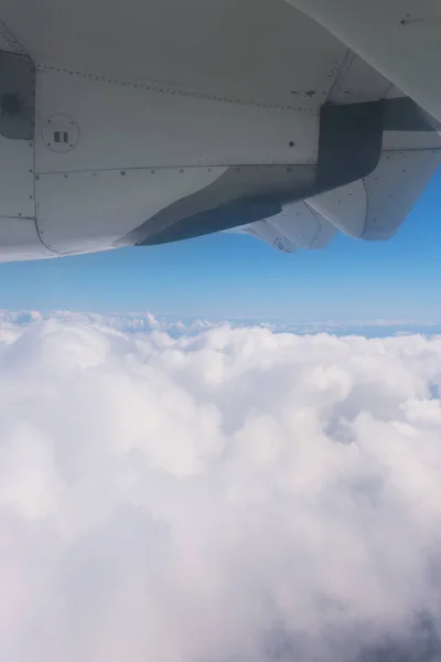 Vista das nuvens e do oceano a partir da janela do avião . — Fotografia de Stock