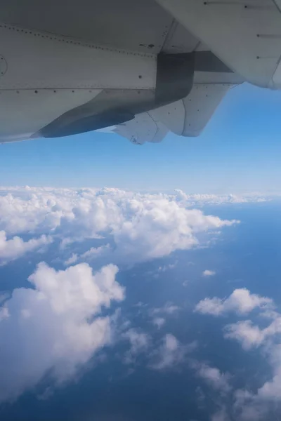 Vista de las nubes y el océano desde la ventana del avión . — Foto de Stock