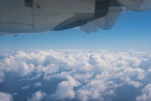 Vista de las nubes y el océano desde la ventana del avión . — Foto de Stock