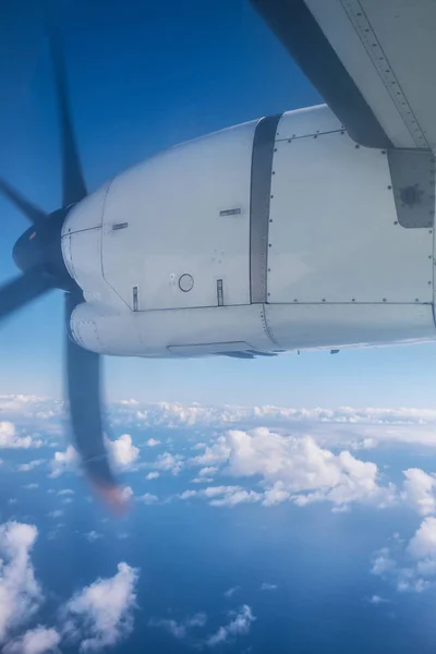 Vista das nuvens e do oceano a partir da janela do avião . — Fotografia de Stock