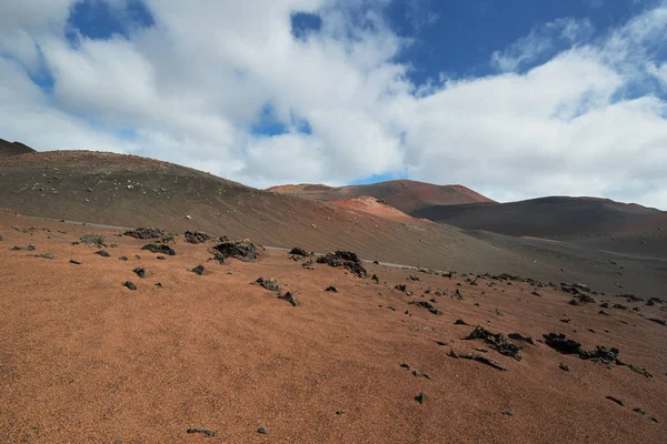 Paysage volcanique incroyable et désert de lave dans le parc national de Timanfaya, Lanzarote, îles Canaries, Espagne. — Photo