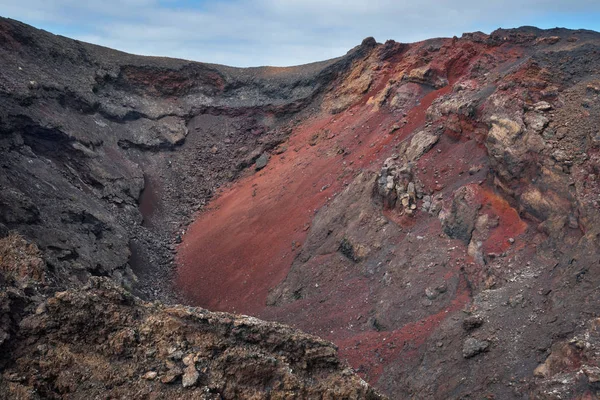 Increíble paisaje volcánico. Cráter del volcán en el Parque Nacional de Timanfaya, Lanzarote, Islas Canarias, España . — Foto de Stock