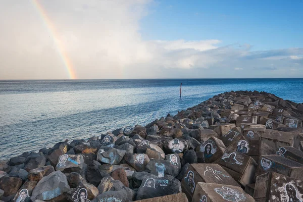 Santa Cruz de Tenerife, Spanien - 8 februari 2018: naturskön utsikt av en regnbåge på en regnig dag i Tenerife hamnen, Kanarieöarna, Spanien. — Stockfoto