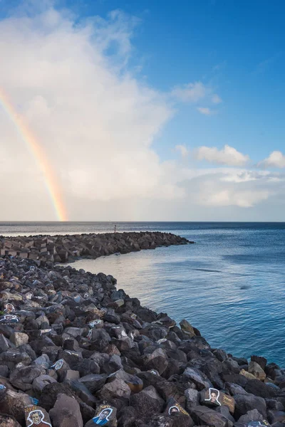 Santa Cruz de Tenerife, Espanha - 8 de fevereiro de 2018: Vista panorâmica de um arco-íris em um dia chuvoso no porto de Tenerife, Ilhas Canárias, Espanha . — Fotografia de Stock