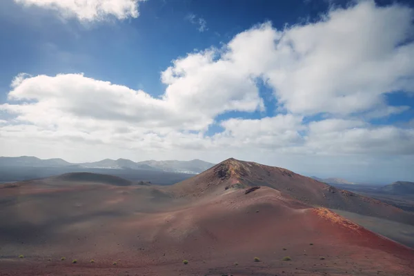 Paysage volcanique incroyable et désert de lave dans le parc national de Timanfaya, Lanzarote, îles Canaries, Espagne. — Photo