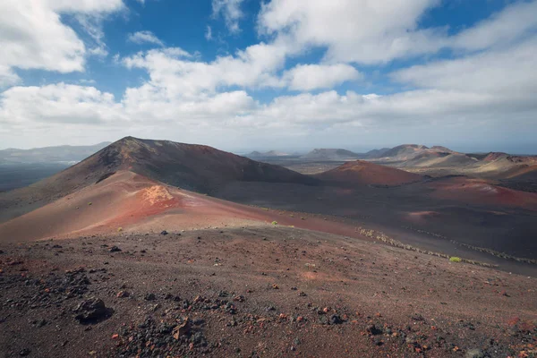 Increíble paisaje volcánico y desierto de lava en el Parque Nacional de Timanfaya, Lanzarote, Islas Canarias, España. — Foto de Stock