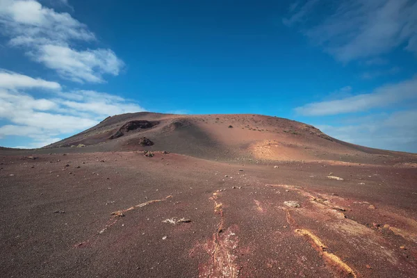 Paisagem vulcânica incrível e deserto de lava no parque nacional de Timanfaya, Lanzarote, ilhas canárias, Espanha. — Fotografia de Stock