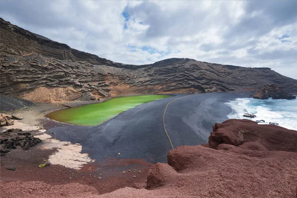 Volcanic green lake (El charco de los clicos) in Lanzarote, Canary islands, Spain. — Stock Photo, Image