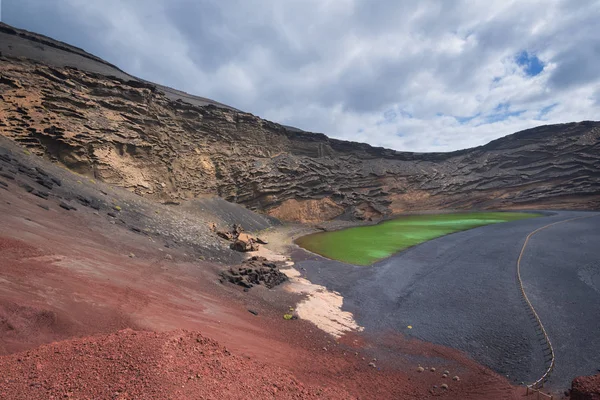 Lago verde vulcânico (El charco de los clicos) em Lanzarote, Ilhas Canárias, Espanha . — Fotografia de Stock
