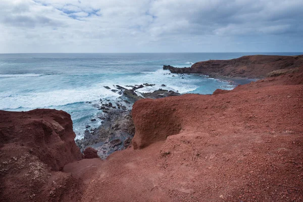 Paisaje de la costa volcánica en Lanzarote, Islas Canarias, España — Foto de Stock