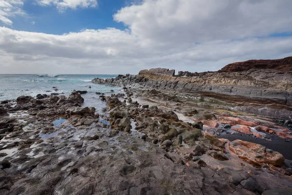 Vulkanische kustlijn landschap in Lanzarote, Canarische eilanden, Spanje — Stockfoto