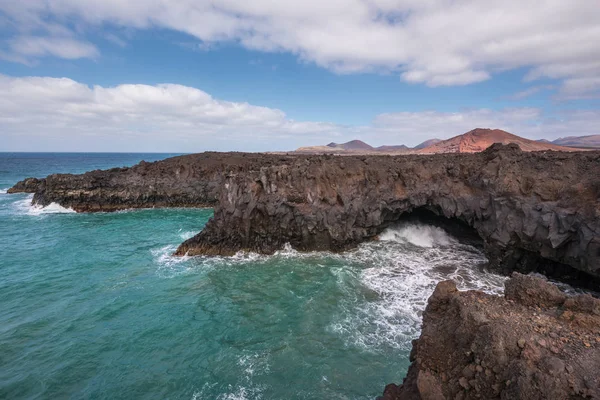 Lanzarote paisaje. Costa de Los Hervideros, cuevas de lava, acantilados y océano ondulado. No aparece gente en la escena. . — Foto de Stock