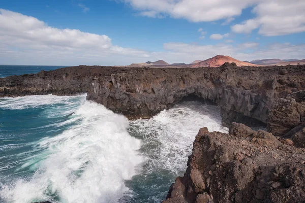 Paisagem Lanzarote. Costa de Los Hervideros, cavernas de lava, falésias e oceano ondulado. Nenhuma pessoa aparece na cena . — Fotografia de Stock