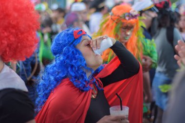 Santa Cruz de Tenerife, İspanya - 17 Şubat 2018: kostümlü insanlar ünlü Tenerife karnaval, Kanarya Adaları, İspanya.