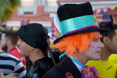Santa Cruz de Tenerife, İspanya - 17 Şubat 2018: kostümlü insanlar ünlü Tenerife karnaval, Kanarya Adaları, İspanya.