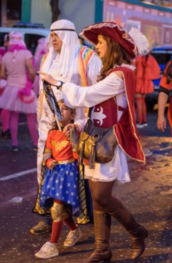 Santa Cruz de Tenerife, İspanya - 17 Şubat 2018: kostümlü insanlar ünlü Tenerife karnaval, Kanarya Adaları, İspanya.