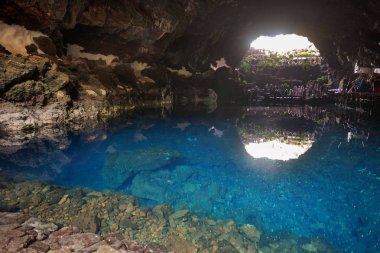 Tanımlanamayan turist ziyaret ünlü mağara Los Jameos del Agua Lanzarote, Kanarya Adaları, İspanya.