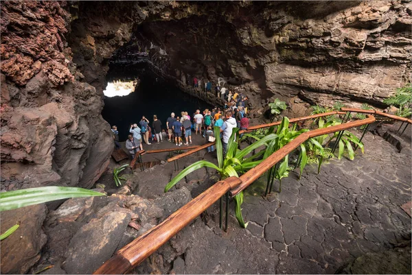 Lanzarote, España - 11 de febrero de 2018: Turismo visitando la famosa cueva Los Jameos del Agua en Lanzarote, Islas Canarias, España . — Foto de Stock