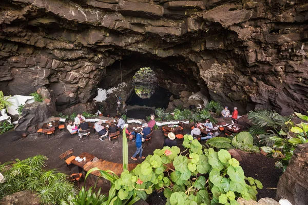 Lanzarote, España - 11 de febrero de 2018: Turismo visitando la famosa cueva Los Jameos del Agua en Lanzarote, Islas Canarias, España . — Foto de Stock