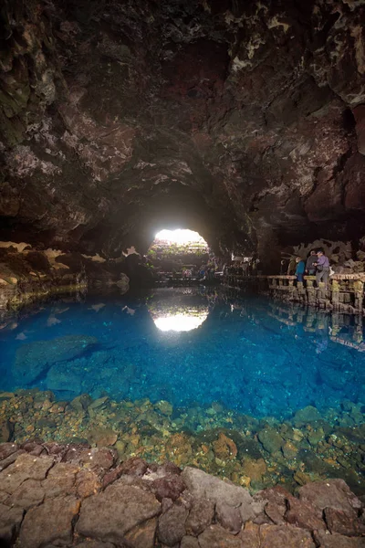 Lanzarote, spanien - 11. februar 2018: touristen besuchen die berühmte höhle los jameos del agua in lanzarote, kanarische inseln, spanien. — Stockfoto