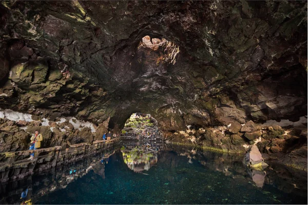 兰萨罗特, 西班牙-2月, 11, 2018: 游览著名洞穴洛杉矶 Jameos 兰萨罗特, 加那利群岛, 西班牙. — 图库照片