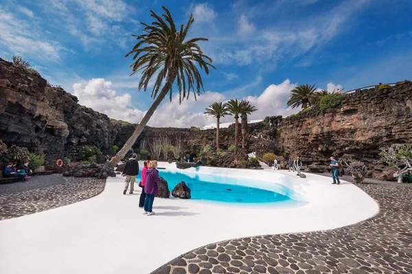 Lanzarote, Španělsko - 11 února 2018: Turistické návštěvě známou památku Los Jameos del Agua v Lanzarote, Kanárské ostrovy, Španělsko. — Stock fotografie