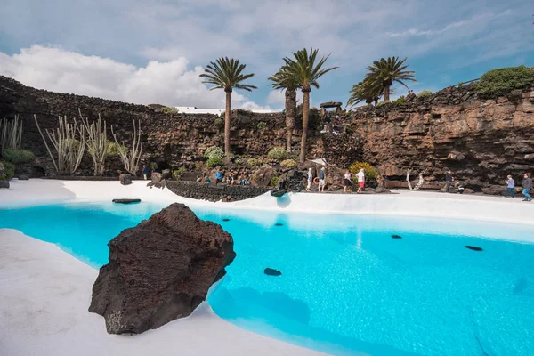 Lanzarote, Spanien - februari, 11, 2018: Turist besöker berömda landmärke Los Jameos del Agua i Lanzarote, Kanarieöarna, Spanien. — Stockfoto