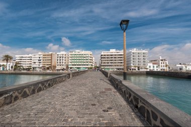Arrecife, İspanya - 12 Şubat 2018: Arrecife cityscape, Lanzarote, Kanarya Adaları, İspanya bir sahil yürüyüş insanlar.
