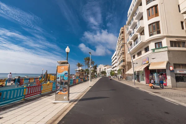 Arrecife, Spanyolország - 2018. február 12.: Arrecife városkép, emberek séta, egy sétány, Lanzarote, Canary islands, Spanyolország. — Stock Fotó