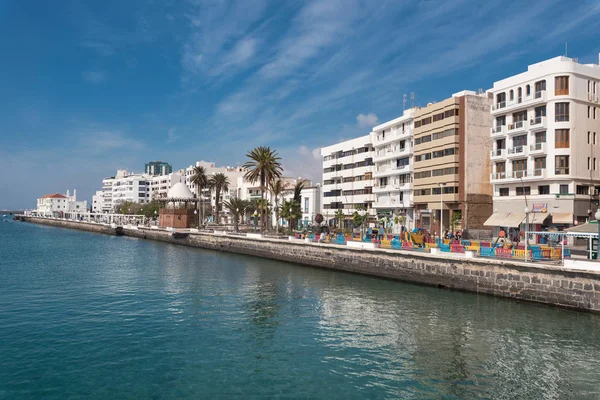 Arrecife, Spanien - 12 februari 2018: Arrecife stadsbilden, människor som vandrar i en marina promenade, Kanarieöarna, Spanien. — Stockfoto