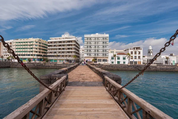 Arrecife, Spanje - 12 februari 2018: Arrecife stadsgezicht, ballen brug in Lanzarote, Canarische eilanden, Spanje. — Stockfoto