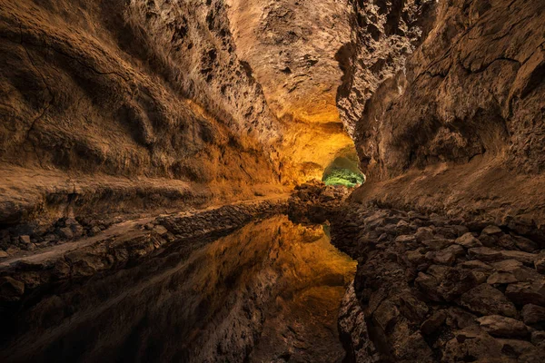 芒德斯兰萨罗特的旅游胜地, 惊人的火山熔岩管. — 图库照片