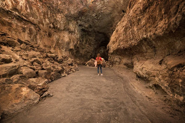 Cueva de los Verdes. Atracción turística en Lanzarote, increíble tubo de lava volcánica . — Foto de Stock