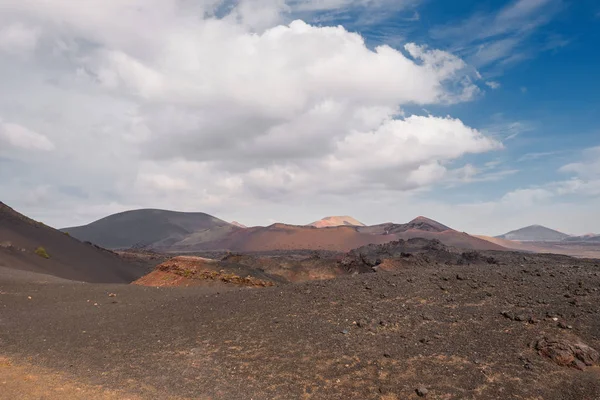 Increíble paisaje volcánico y desierto de lava en el Parque Nacional de Timanfaya, Lanzarote, Islas Canarias, España. — Foto de Stock