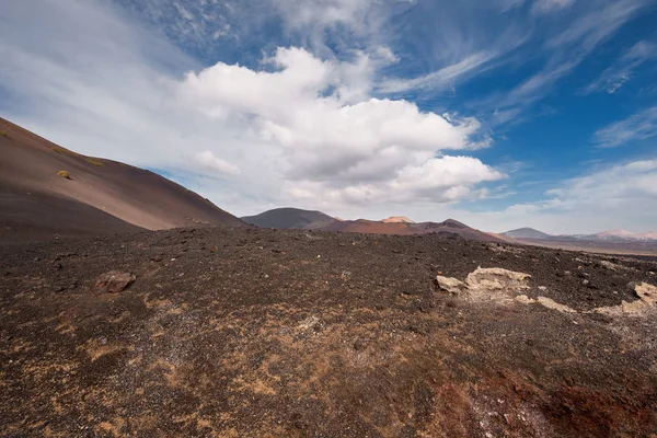 Amazing volcanic landscape and lava desert in Timanfaya national park, Lanzarote, canary islands, Spain. — Stock Photo, Image