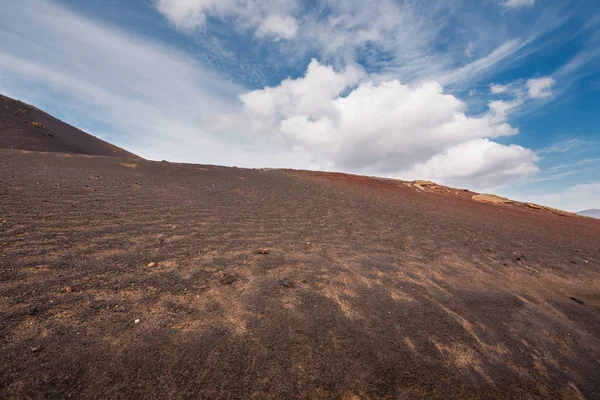 Paysage volcanique incroyable et désert de lave dans le parc national de Timanfaya, Lanzarote, îles Canaries, Espagne. — Photo