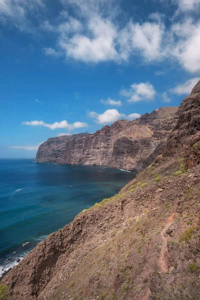 Los gigantes Acantilados, famoso hito en la isla de Tenerife, Islas Canarias, España . — Foto de Stock