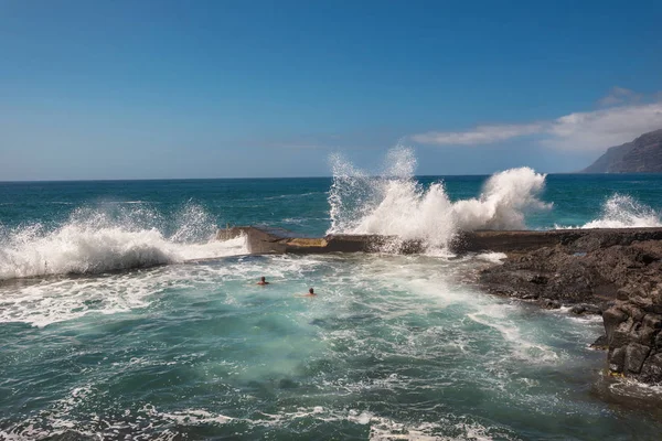 Turismo no identificable nadando en el paisaje costero en Puerto Santiago, Tenerife, España . — Foto de Stock