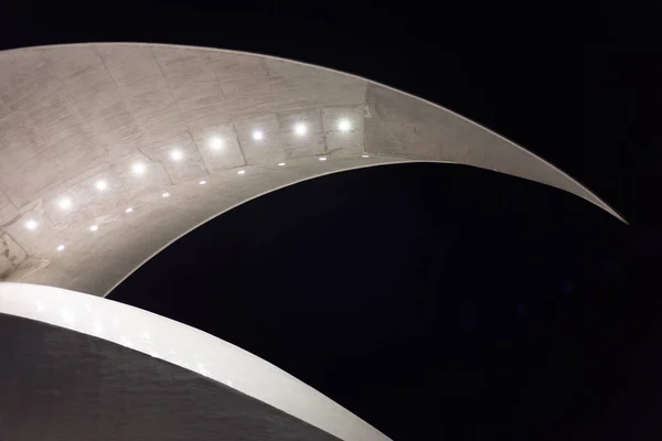 Santa Cruz de Tenerife, Spanje - 12 februari 2018: nacht scène detail van beroemde bezienswaardigheid Tenerife Auditorium, futuristische en geïnspireerd in organische vormen, gebouw ontworpen door Santiago Calatrava. — Stockfoto