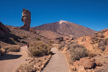 Tanımlanamayan turist Teide Milli parkta bir sunny yürüyüş gün Tenerife, Kanarya Adaları, İspanya.