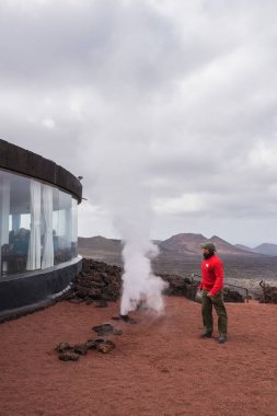 Lanzarote, İspanya - 12 Şubat 2018: Yapay volkanik Şofben gösteride Timanfaya volkanik Milli Parkı Lanzarote, Kanarya Adaları, İspanya. 
