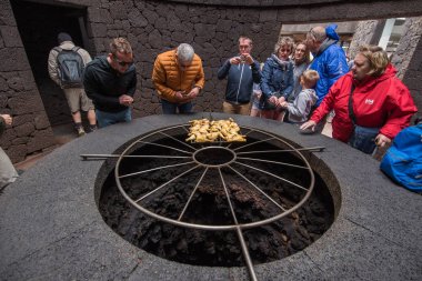 Lanzarote, İspanya - 12 Şubat 2018: Turist izlerken pişirme gösteride Timanfaya volkanik Milli Parkı Lanzarote, Kanarya Adaları, İspanya. 