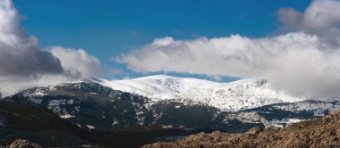 Navacerrada dağlar, Madrid, İspanya, kış sahne Panoraması