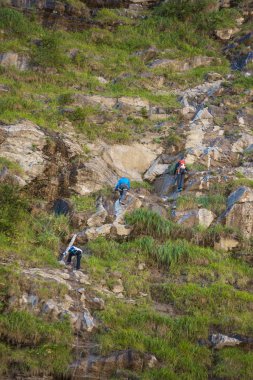 Tanımlanamayan dağcılar içinde via ferrata Pyrenees, Aragon, İspanya.