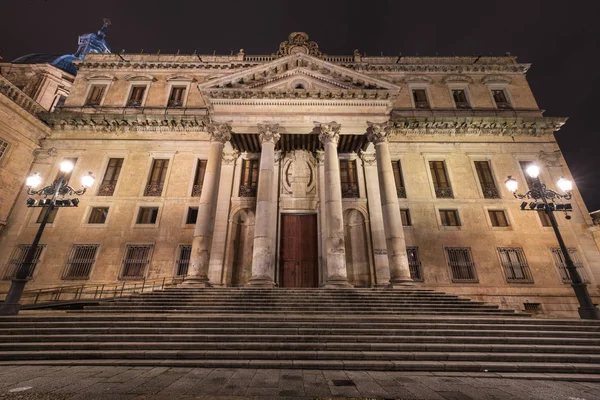 Fachada do antigo edifício da Faculdade de Filologia da universidade pública de Salamanca, Salamanca, Espanha . — Fotografia de Stock