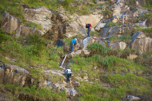 Huesca, spanien - 9. oktober 2017: kletterer im klettersteig in pyrenäen, aragon, spanien. — Stockfoto